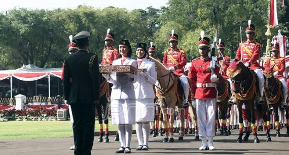 Dari Monas, Kereta Kencana Arak Bendera Pusaka ke Istana - JPNN.com