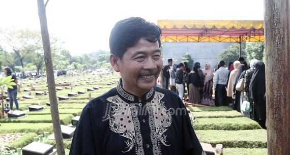 Komedian Kubil Hadiri Pemakaman Istri Tukul Arwana - JPNN.com