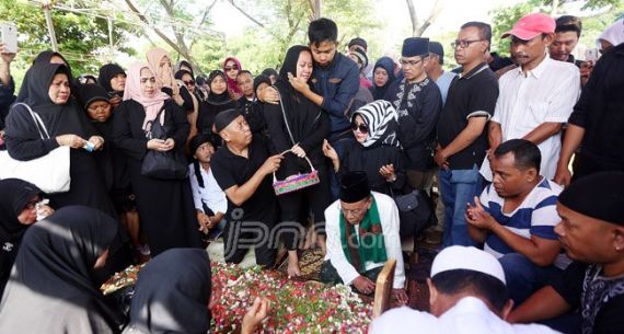 Hujan Tangis Mengiringi Pemakaman Istri Komedian Tukul Arwana - JPNN.com