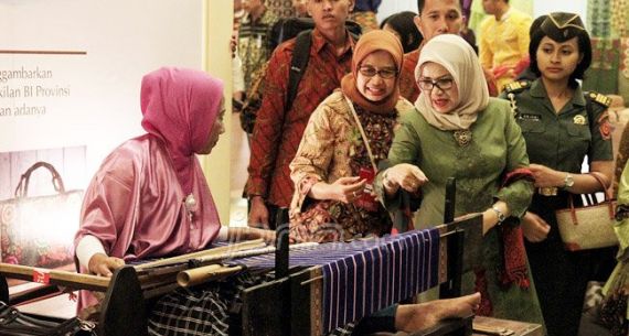 Mufidah Kalla Kunjungi Pameran Ekonomi Kreatif Kerajinan UMKM - JPNN.com