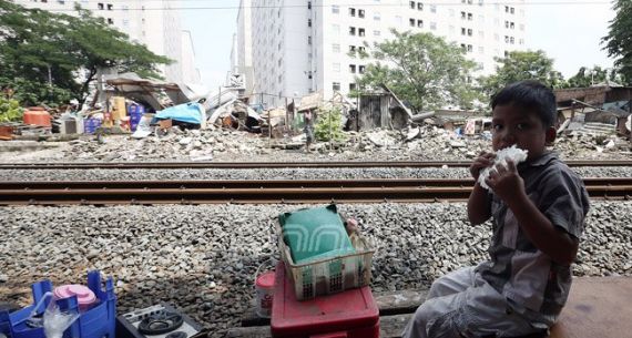 Puluhan Bangunan di Kawasan Rawajati Dibongkar Petugas - JPNN.com