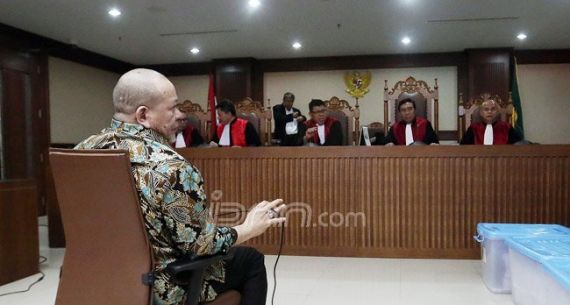 La Nyalla Mattalitti Jalani Sidang Korupsi Dana Hibah Kadin Jatim - JPNN.com