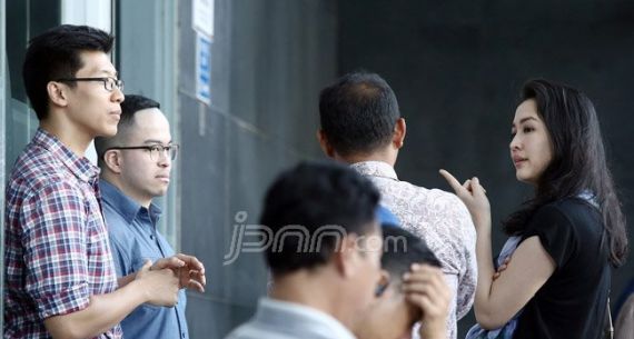 Suami dan Saudara Kembar Wayan Mirna Hadiri Sidang Jessica - JPNN.com