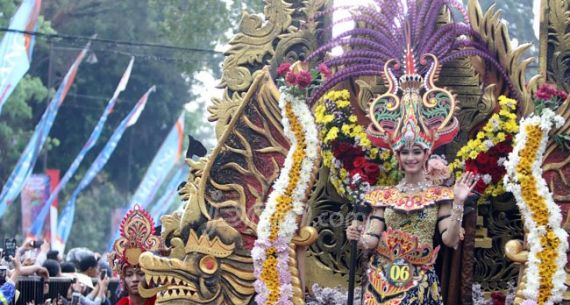 Ratusan Warga Tumpah Ruah Saksikan Malang Flower Carnival ke-7 - JPNN.com