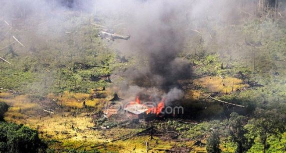 BOOM! Satgas Karhutla Bakar Pondok Perambah Hutan - JPNN.com