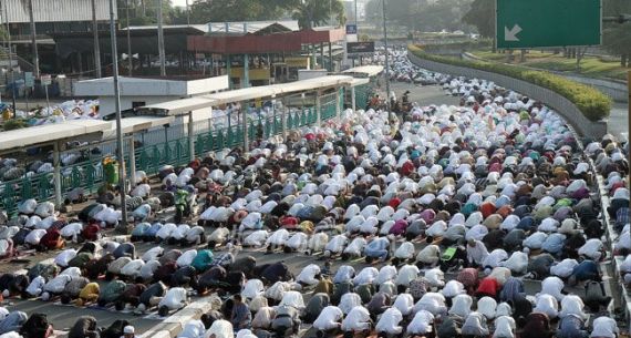 Ratusan Warga Shalat Idul Adha di Depan Stasiun Senen - JPNN.com