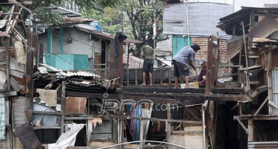 Warga Bukit Duri Mulai Bongkar Sendiri Bangunan Rumahnya - JPNN.com