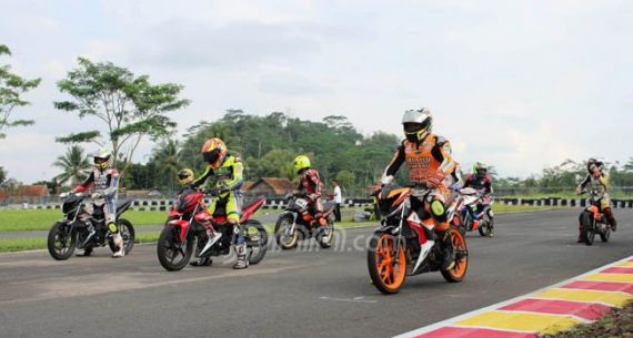 Sejumlah Pembalap Uji Lintasan Sirkuit Bukit Peusar Mangkubumi - JPNN.com