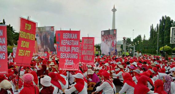 Hari Kedua, Bidan PTT Kembali Geruduk Istana - JPNN.com