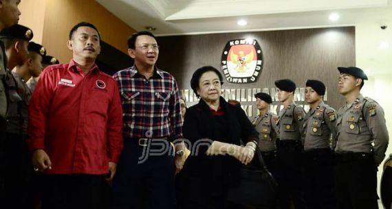 Megawati Soekarnoputri Dampingi Ahok Mendaftar ke KPU - JPNN.com