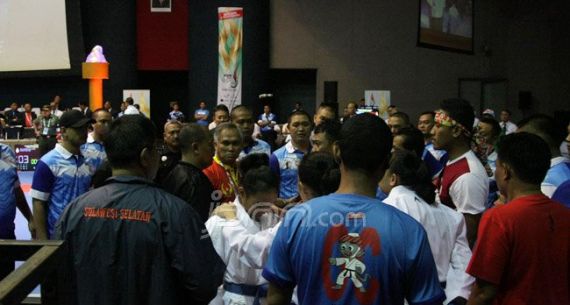 Kericuhan Mewarnai Partai Final Karate Beregu Putra-putri - JPNN.com