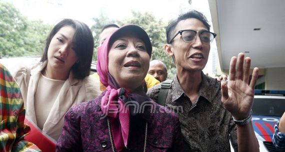 Bersama Ibunda, Ario Kiswinar Sambangi Polda Mertro Jaya - JPNN.com