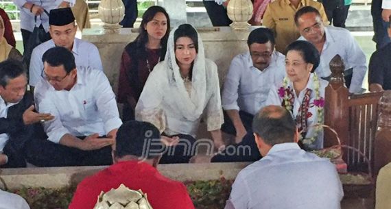 Bersama Megawati, Ahok Berziarah ke Makam Soekarno - JPNN.com