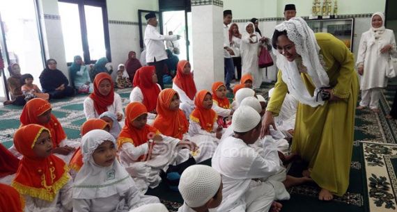 Isteri Wagub Djarot Berikan Santunan Anak Yatim - JPNN.com