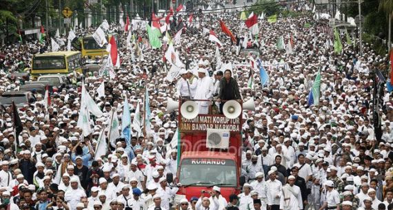 Ribuan Massa FPI Geruduk Kantor Balai Kota DKI Jakarta - JPNN.com