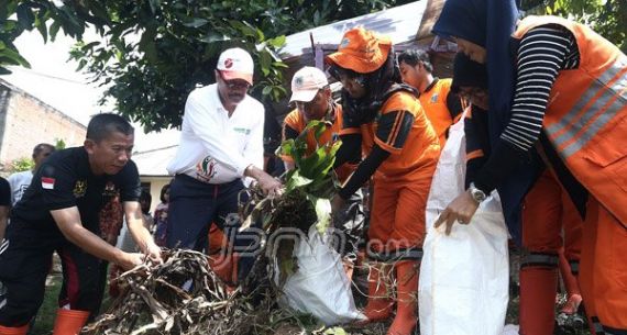 Wagub DKI Djaort Bersama Warga Bersih-Bersih Kawasan Kali Induk - JPNN.com