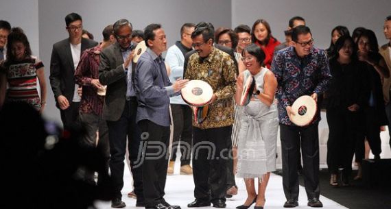 Wagub DKI Jakarta bersama Kepala Barekraf membuka Jakarta Fashion Week 2017 - JPNN.com