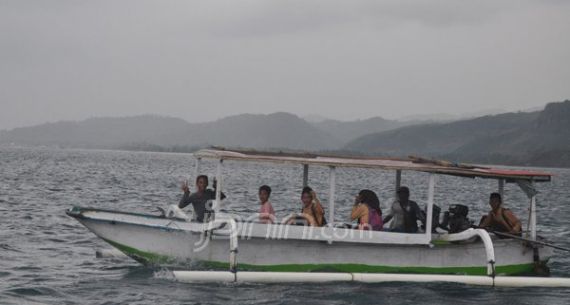 Demi Masa Depan, Rela Gunakan Perahu Menuju Sekolah - JPNN.com