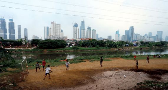 Bermain di Bantaran Sungai Ciliwung - JPNN.com