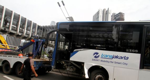 Bus Transjakarta Tabrak Pembatas Jalan - JPNN.com