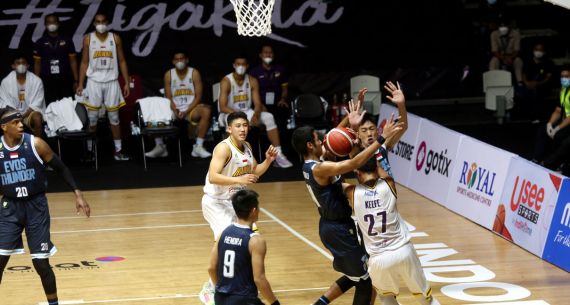 Laga IBL Tangerang Hawks Basketball Club Vs Evos Thunder Bogor - JPNN.com