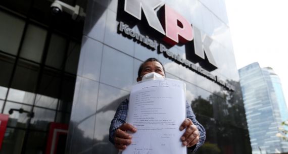 Boyamin Saiman Serahkan Uang SGD 100.000 Kepada KPK - JPNN.com