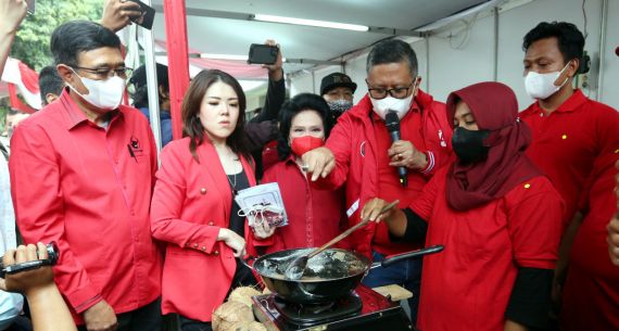 PDIP Menggelar Demo Masak Tanpa Minyak Goreng - JPNN.com