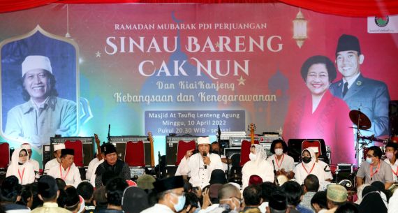 Cak Nun dan Puan Maharani di Masjid At Taufiq - JPNN.com