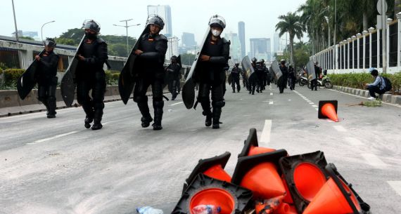 Kapolda Metro Jaya dan Jajaran Bubarkan Demonstran - JPNN.com