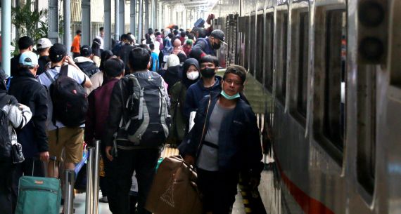 Arus Mudik di Stasiun Pasar Senen - JPNN.com