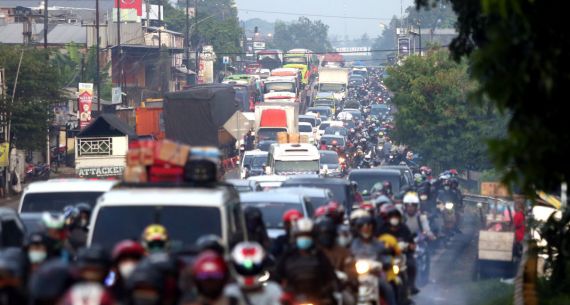 Jalur Simpang Jomin Mulai Dipadati Pemudik - JPNN.com