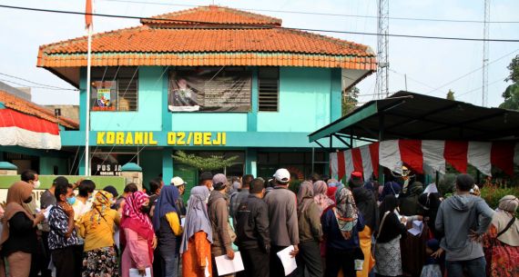 Pencairan Bantuan Langsung Tunai di Koramil 02/Beji Depok - JPNN.com