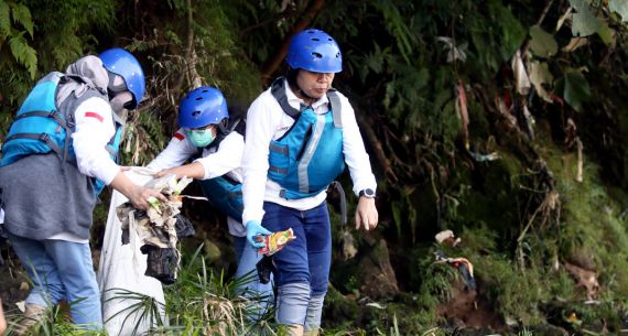 Aksi Bersih-bersih Sungai Ciliwung - JPNN.com