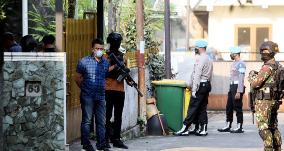 Anggota Brimob Bersenjata Lengkap di Duren Tiga - JPNN.com