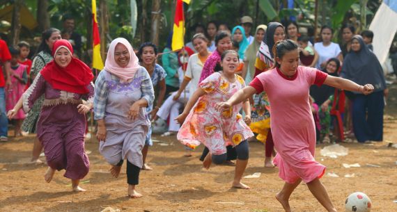 Keseruan Ibu-Ibu Ikut Lomba Agustusan - JPNN.com