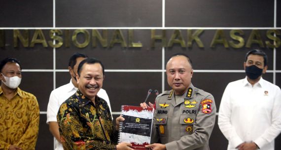 Komnas HAM Serahkan Hasil Investigasi Kasus Pembunuhan Brigadir J ke Timsus Polri - JPNN.com