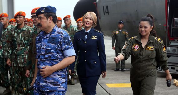 TNI AU Kedatangan Adam Suseno, Inul Daratista, Indra Herlambang, dan Fitri Carlina - JPNN.com