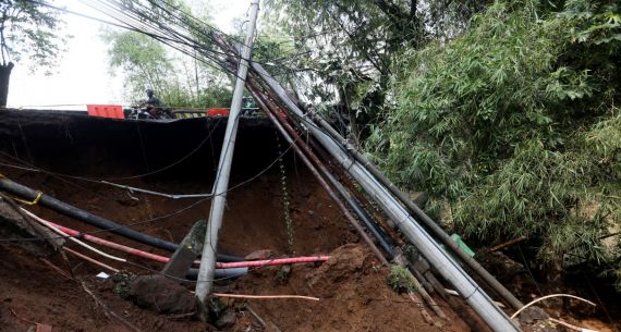 Jembatan Cisadane Jalan Darul Quran Longsor - JPNN.com