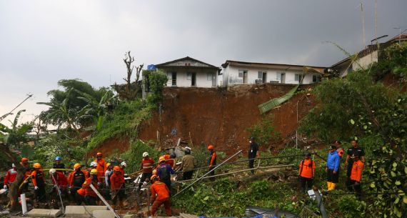 Pencarian Korban Tertimbun Tanah Longsor di Bogor - JPNN.com