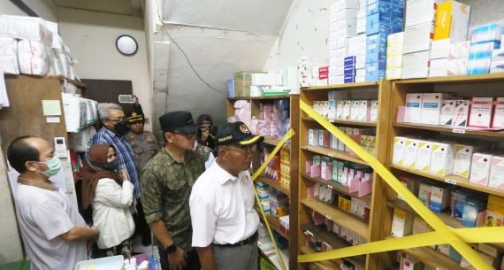 Menko PMK Muhadjir Effendy bersama Wali Kota Bogor Bima Arya Sidak Obat Penurun Panas - JPNN.com