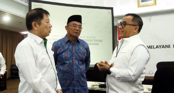 Muhadjir Effendy, Suharso Monoarfa, dan Azwar Anas seusai Rapat Penguatan Pendampingan Pembangunan - JPNN.com