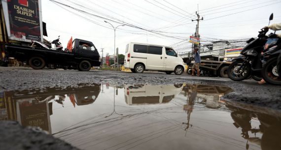 Jalan Rusak dan Berlubang di Jalan Raya Mayor Oking Cibinong - JPNN.com