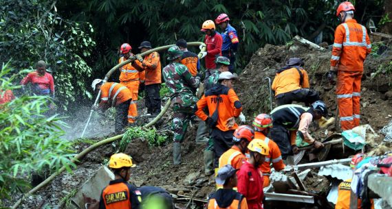 Pencarian Korban Longsor di Jalur Perlintasan KA Bogor-Sukabumi - JPNN.com