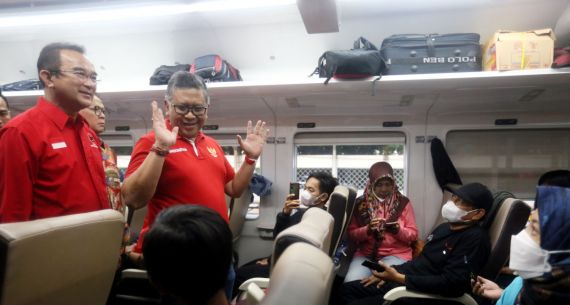 Hasto Kristiyanto Melepas Mudik Gratis Naik Kereta Api - JPNN.com