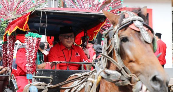 Mendaftarkan Bacaleg ke Kantor KPU, PDIP Pawai Budaya - JPNN.com