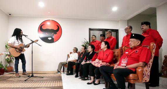 Aksi Sri Krishna dengan 'Jarji Jarbeh' di Depan Megawati - JPNN.com