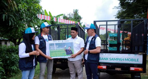 Penyerahan Bank Sampah Mobile - JPNN.com