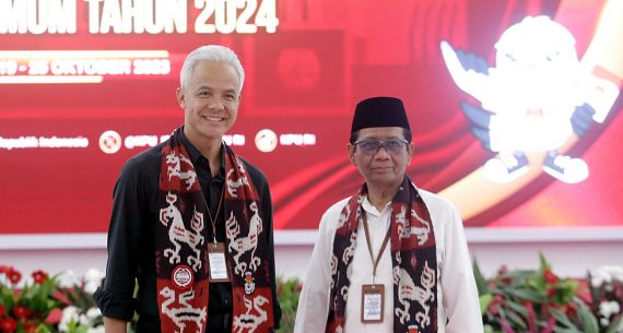 Ganjar Pranowo & Mahfud MD Mendaftar ke KPU - JPNN.com