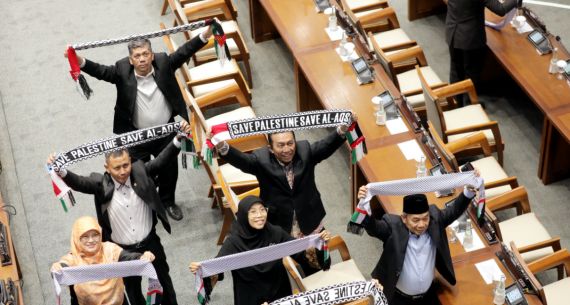 Rapat Paripurna Anggota DPR Gunakan Syal Palestina - JPNN.com