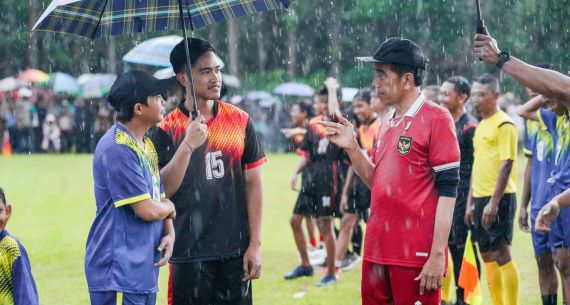 Jokowi & Kaesang Main Bola Bareng Anak-Anak saat Hujan Deras - JPNN.com